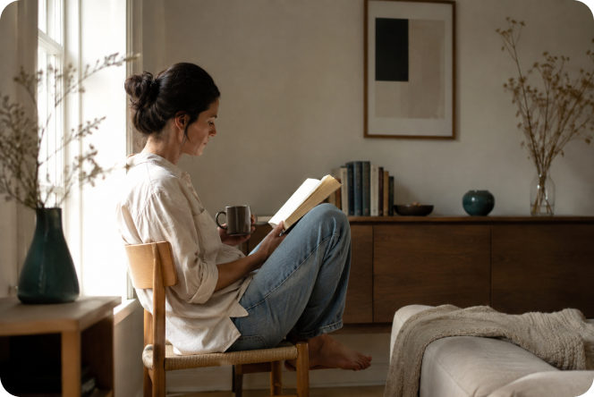 Persona leyendo con tranquilidad en su salón