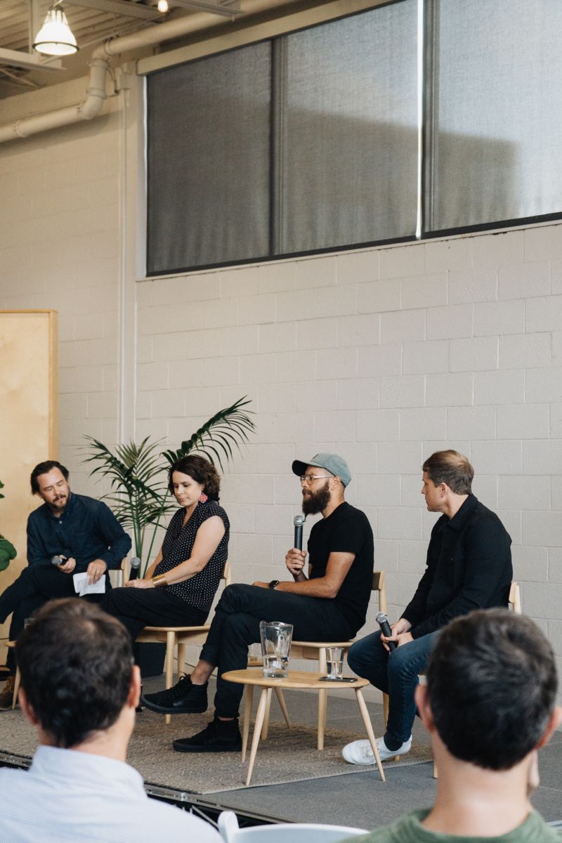 Panel de ponentes en un evento de Aurela
